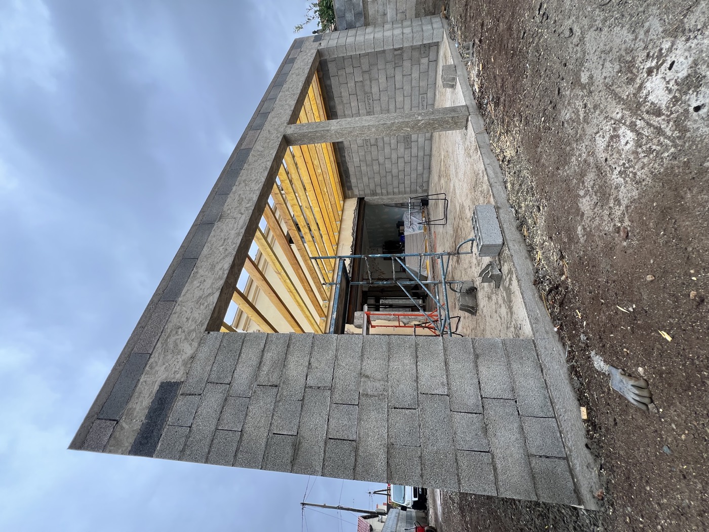 Gros œuvre d’une extension : murs en blocs béton, poutre et charpente