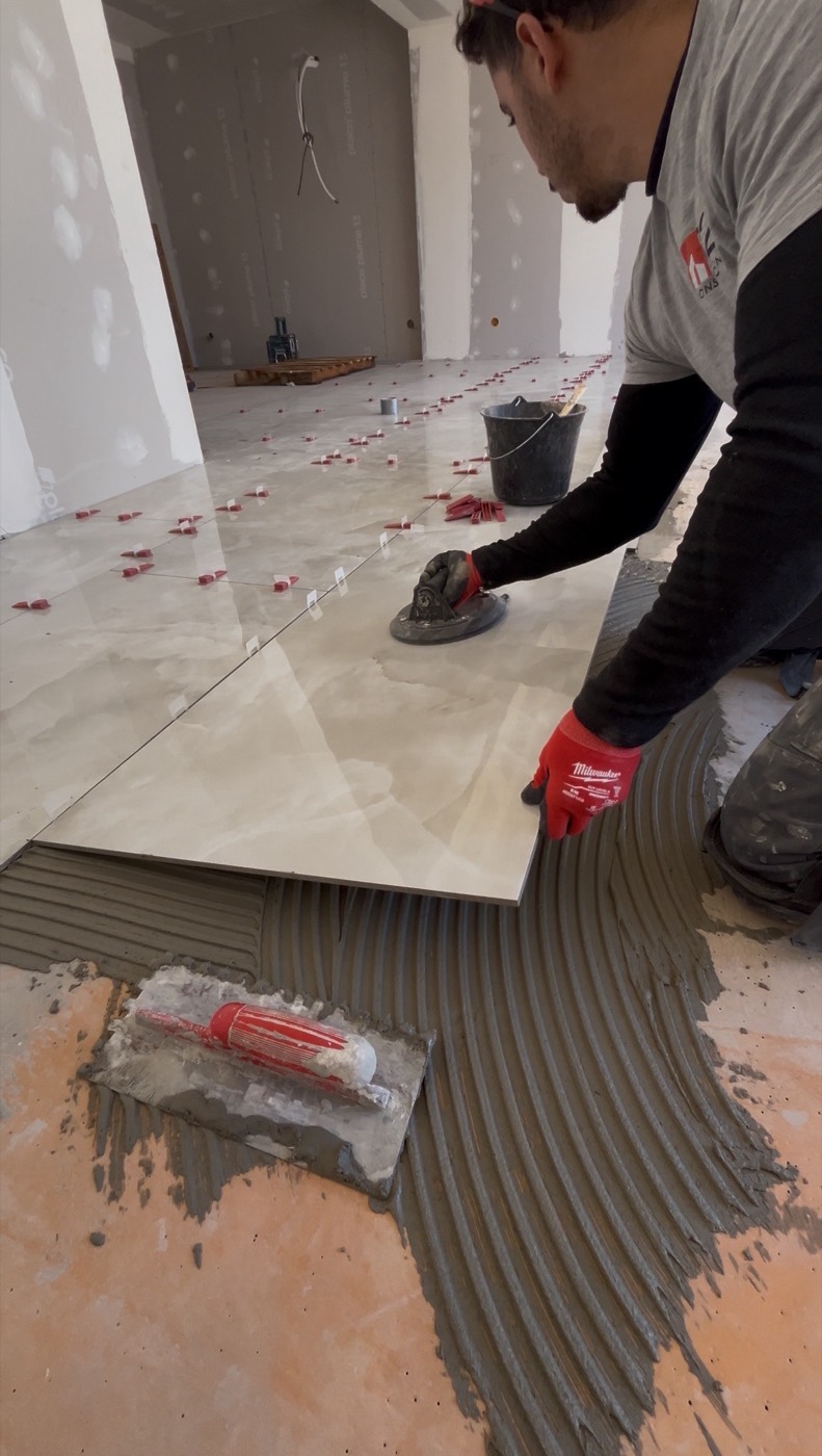 Pose de carrelage grand format sur double encollage
